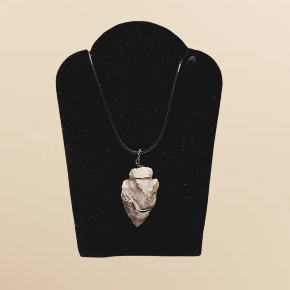 Elegant Hand-Knapped Stone Arrowhead Pendant Premium Leather Necklace. NWOT